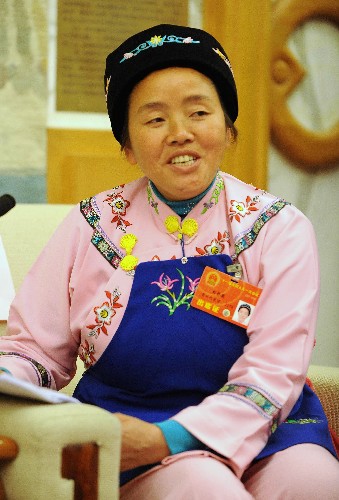 來(lái)自貴州的全國(guó)人大代表劉喬英(布依族)說(shuō),今年的雪凝確實(shí)是從來(lái)沒(méi)有經(jīng)歷過(guò)的災(zāi)害。在關(guān)鍵時(shí)刻,政府送來(lái)了棉被、糧油,讓農(nóng)民樹(shù)立了戰(zhàn)勝災(zāi)害的信心。 新華社記者 王建華 攝