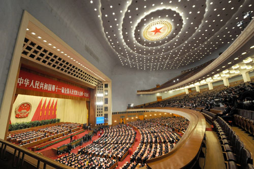3月16日,十一屆全國人大一次會議在北京人民大會堂舉行第六次全體會議。決定國務院總理人選;決定中華人民共和國中央軍事委員會副主席、委員人選;選舉最高人民法院院長;選舉最高人民檢察院檢察長。這是大會會場。 新華社記者楊宗友