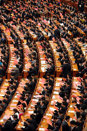 3月16日,十一屆全國人大一次會議在北京人民大會堂舉行第六次全體會議。決定國務院總理人選;決定中華人民共和國中央軍事委員會副主席、委員人選;選舉最高人民法院院長;選舉最高人民檢察院檢察長。這是代表們在查看選票。 新華社記者楊宗友 攝