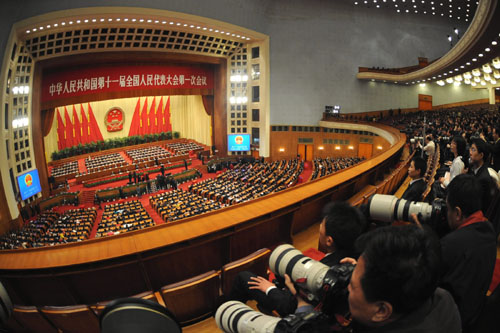 3月16日,十一屆全國人大一次會議在北京人民大會堂舉行第六次全體會議。決定國務院總理人選;決定中華人民共和國中央軍事委員會副主席、委員人選;選舉最高人民法院院長;選舉最高人民檢察院檢察長。這是大會會場。 新華社記者王建華攝