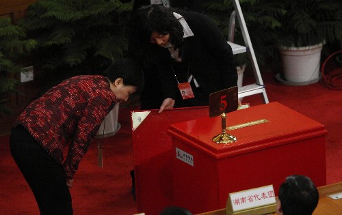 3月16日,十一屆全國人大一次會議在北京人民大會堂舉行第六次全體會議。決定國務院總理人選;決定中華人民共和國中央軍事委員會副主席、委員人選;選舉最高人民法院院長;選舉最高人民檢察院檢察長。 這是監(jiān)票人在檢查票箱。 新華社記者 劉衛(wèi)兵 攝