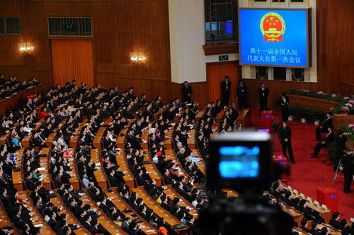3月16日,十一屆全國人大一次會議在北京人民大會堂舉行第六次全體會議。決定國務院總理人選;決定中華人民共和國中央軍事委員會副主席、委員人選;選舉最高人民法院院長;選舉最高人民檢察院檢察長。這是大會會場。 新華社記者李濤攝