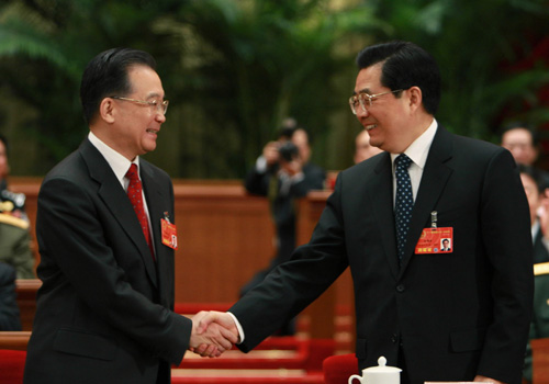 3月16日,十一屆全國人大一次會議在北京人民大會堂舉行第六次全體會議。決定國務院總理人選;決定中華人民共和國中央軍事委員會副主席、委員人選;選舉最高人民法院院長;選舉最高人民檢察院檢察長。這是國家主席胡錦濤祝賀溫家寶任國務院總理。 新華社記者鞠鵬攝