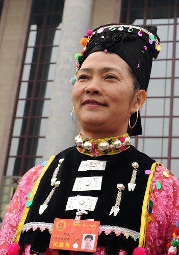 我國是一個多民族國家,各族人民共同當家作主、共商治國大計。在十一屆全國人大一次會議上,411名少數(shù)民族代表占代表總數(shù)的13.76%,全國55個少數(shù)民族都有本民族的代表,他們與漢族同胞一起履行著人民代表的神圣職責。 這是來自云南的孫春蘭代表(阿昌族)在北京人民大會堂前。 新華社記者 楊宗友 攝