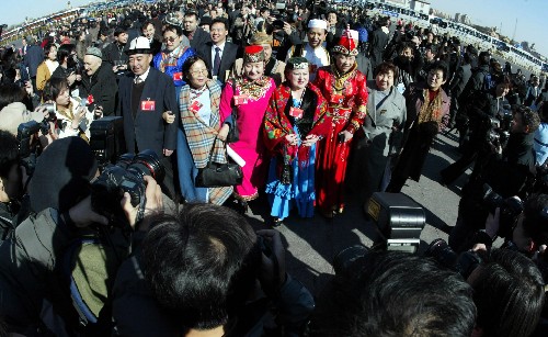 1978年,中國進(jìn)入了改革開放和現(xiàn)代化建設(shè)的新時(shí)期,人民政協(xié)也開始了一個(gè)新的發(fā)展時(shí)期。中國的統(tǒng)一戰(zhàn)線進(jìn)一步擴(kuò)大,發(fā)展成為由全體社會主義勞動者、社會主義事業(yè)的建設(shè)者、擁護(hù)社會主義的愛國者和擁護(hù)祖國統(tǒng)一的愛國者組成的最廣泛的愛國統(tǒng)一戰(zhàn)線,人民政協(xié)也發(fā)展成為包括以上各個(gè)方面的、由各黨派團(tuán)體和各族各界代表人士組成的愛國統(tǒng)一戰(zhàn)線組織。中國政協(xié)的主要職能是政治協(xié)商、民主監(jiān)督、參政議政。這三項(xiàng)主要職能是各黨派團(tuán)體、各族各界人士在中國政治體制中參與國是、發(fā)揮作用的重要內(nèi)容和基本形式,體現(xiàn)了人民政協(xié)的性質(zhì)和特點(diǎn)。改革開放30年來,人民政協(xié)圍繞推進(jìn)改革開放、推進(jìn)現(xiàn)代化建設(shè)和推進(jìn)祖國統(tǒng)一大業(yè),積極議政建言,維護(hù)社會安定團(tuán)結(jié),加強(qiáng)同港澳臺同胞和海外僑胞的聯(lián)系,增進(jìn)同各國和各國人民的相互了解和交流合作,在國家政治、經(jīng)濟(jì)、文化和社會生活中發(fā)揮了重要作用。 這是2003年3月3日,參加全國政協(xié)十屆一次會議的少數(shù)民族委員步入會場,引來眾多記者采訪。 新華社發(fā)