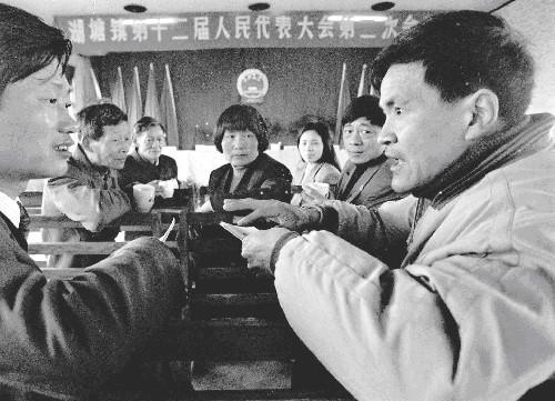這是1997年4月,浙江省紹興市政協(xié)委員胡世慶(右一)在列席家鄉(xiāng)湖塘鎮(zhèn)人大會議時(shí)呼吁大力加強(qiáng)農(nóng)村精神文明建設(shè)。 新華社發(fā)