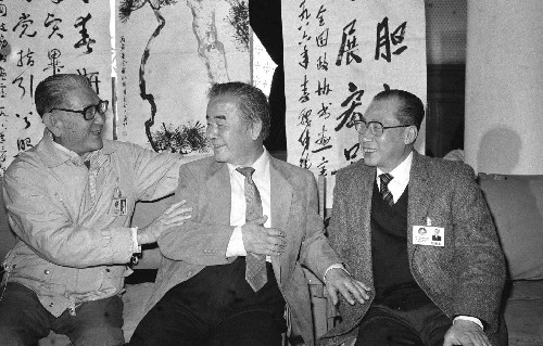 這是1986年3月30日,來自香港的全國政協(xié)委員陳復(fù)禮(右)和著名畫家黃胄(中)、著名電影導(dǎo)演謝添在全國政協(xié)書畫室舉辦的書畫聯(lián)誼會上親切交談。 新華社發(fā)