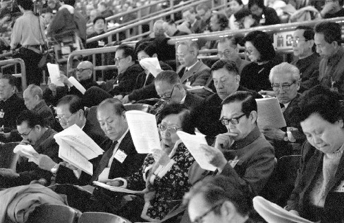 這是1987年4月,來自港澳地區(qū)的全國政協(xié)委員聽取國務(wù)委員兼外交部長吳學(xué)謙作中葡關(guān)于澳門問題聯(lián)合聲明草簽文本的報(bào)告。 新華社發(fā)