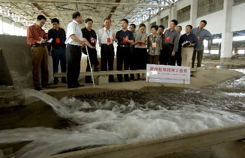 這是2005年5月15日,安徽省蚌埠市政協(xié)委員在淮河水利工程實(shí)驗(yàn)室觀看水利工程模型實(shí)驗(yàn),為淮河綜合治理獻(xiàn)計(jì)獻(xiàn)策。 新華社發(fā)