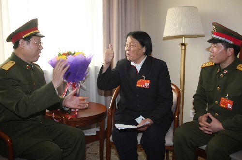 全國(guó)人大代表申紀(jì)蘭(中)與解放軍全國(guó)人大代表李國(guó)輝、趙曉明交談時(shí)說(shuō),沒(méi)有國(guó)防就沒(méi)有國(guó)家安全,各級(jí)政府和全體人民都要有國(guó)防意識(shí),支持國(guó)防和軍隊(duì)建設(shè)。 新華社記者 王建民 攝