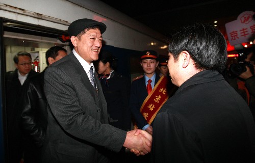 2月28日,全國(guó)政協(xié)委員林炎志第一個(gè)走下列車。 當(dāng)日6時(shí),來(lái)自吉林省的全國(guó)政協(xié)委員乘坐Z62次列車抵達(dá)北京火車站,成為首批抵京參加全國(guó)政協(xié)十一屆一次會(huì)議的京外委員。 新華社記者 龐興雷 攝