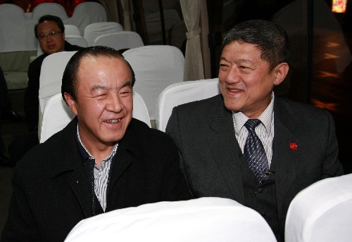 2月28日,全國(guó)政協(xié)委員林炎志(右)和剛占標(biāo)下列車后在換乘的工作車上交談。 當(dāng)日6時(shí),來(lái)自吉林省的全國(guó)政協(xié)委員乘坐Z62次列車抵達(dá)北京火車站,成為首批抵京參加全國(guó)政協(xié)十一屆一次會(huì)議的京外委員。 新華社記者龐興雷攝