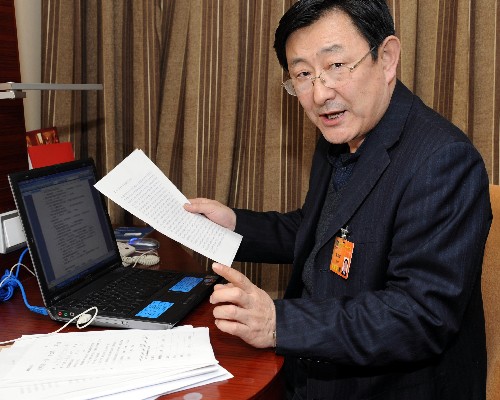 3月1日,全國政協(xié)委員郭層城在駐地向記者介紹他準(zhǔn)備的提案內(nèi)容。他呼吁中藥材管理要從源頭上抓起,加強(qiáng)中藥材的種植管理、加強(qiáng)中藥材的原產(chǎn)地保護(hù)。新華社記者 宋振平 攝