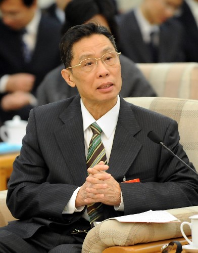 來自廣東的全國人大代表鐘南山認為,政府推進醫(yī)藥衛(wèi)生體制改革,當前最緊迫的任務有兩點,一是完善公共衛(wèi)生體系建設(shè),確保其公益性,另外就是加大對基層社區(qū)和鄉(xiāng)鎮(zhèn)醫(yī)療衛(wèi)生機構(gòu)的資金支持,通過人才培養(yǎng)和設(shè)備支持提高這些機構(gòu)的醫(yī)療服務水平,使其成為基層群眾的看病首選。新華社記者 李學仁 攝