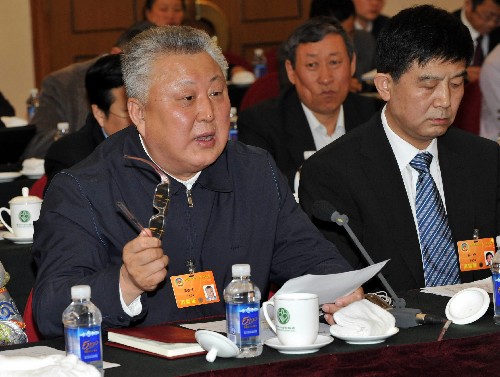 全國政協(xié)委員馮世良(左)建議取消專家門診,恢復會診制度,即一個病人來看病時,可先由分診護士分流進入各個診室,如果出現(xiàn)一般門診醫(yī)生解決不了的疑難雜癥可使用門診會診制度,這樣可以更好地發(fā)揮專家的作用。 新華社記者 宋振平 攝