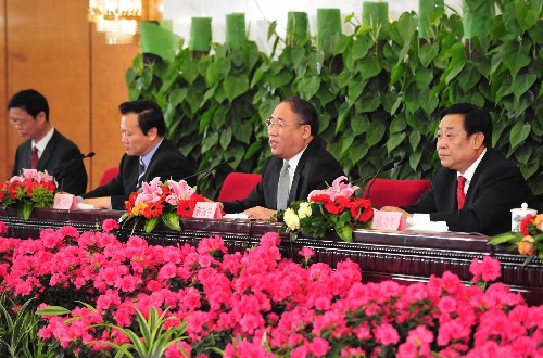 3月11日,十一屆全國人大一次會議在北京人民大會堂舉行記者招待會,國家發(fā)展和改革委員會副主任解振華(右二)、國家環(huán)境保護(hù)總局副局長張力軍(右一),就環(huán)境資源和節(jié)能減排問題答記者問。 新華社記者 劉泉龍 攝