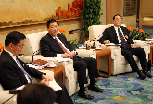 3月5日,中共中央政治局常委、中央書記處書記習(xí)近平參加十一屆全國(guó)人大一次會(huì)議上海代表團(tuán)的審議。