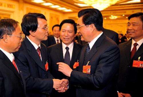 胡錦濤參加江蘇代表團審議 3月5日,中共中央總書記、國家主席、中央軍委主席胡錦濤參加十一屆全國人大一次會議江蘇代表團的審議。這是胡錦濤同代表們親切交談。 新華社記者樊如鈞攝