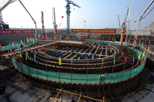12月16日,第一罐混凝土澆入陽江核電站1號機組工地。當(dāng)日,我國迄今一次核準(zhǔn)建設(shè)容量最大的核電項目——陽江核電站正式開工。陽江核電站位于廣東陽江市陽東縣東平鎮(zhèn),由廣東核電集團建設(shè),總投資近700億元人民幣,采用中國自主品牌改進(jìn)型壓水堆(CPR1000)核電技術(shù),進(jìn)行標(biāo)準(zhǔn)化、批量化建設(shè)。陽江核電站建成后,每年上網(wǎng)電量可達(dá)450億千瓦時,每年可減少二氧化碳排放3600萬噸,節(jié)約煤炭1600萬噸。 新華社記者 劉大偉 攝
