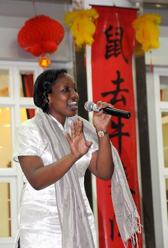 1月23日,在肯尼亞首都內(nèi)羅畢的中國(guó)駐肯大使館,內(nèi)羅畢大學(xué)孔子學(xué)院學(xué)生露絲演唱中文歌曲。隨著華人傳統(tǒng)節(jié)日春節(jié)的臨近,居住在海外的華人華僑和外國(guó)友人紛紛舉辦各種形式的活動(dòng),喜迎新春。 新華社記者 徐速繪 攝