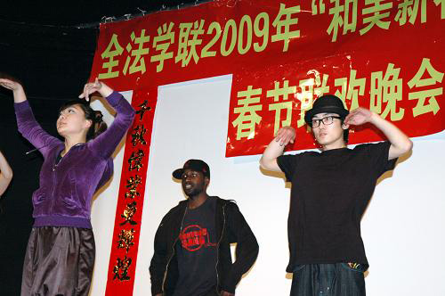 1月24日,中法學(xué)生在法國(guó)首都巴黎大學(xué)城舉辦的春節(jié)晚會(huì)上一同表演街舞,慶祝中國(guó)農(nóng)歷牛年的到來。新華社發(fā)
