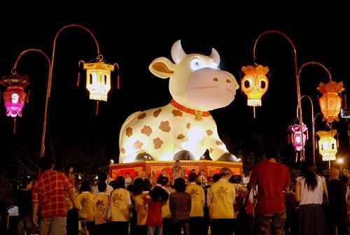 1月23日,在馬來西亞佛光山東禪寺舉行的2009年新春平安燈會(huì)暨花藝展上,人們聚集在“福牛”燈周圍。隨著華人傳統(tǒng)節(jié)日春節(jié)的臨近,居住在海外的華人華僑和外國(guó)友人紛紛舉辦各種形式的活動(dòng),喜迎新春。新華社發(fā)(張紋綜 攝)