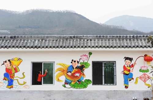 1月24日,在四川省綿竹市棚花村,一名婦女在繪有綿竹年畫的新房擦玻璃。這個(gè)地震后重新建起的農(nóng)房,家家墻上新繪制的綿竹年畫,為節(jié)日的農(nóng)家增添了喜慶氣氛。 棚花村多年來(lái)形成了在墻上繪制中國(guó)四大年畫之一的綿竹年畫的習(xí)俗,并已成為遠(yuǎn)近聞名的旅游觀光村。新華社記者 李曉果 攝