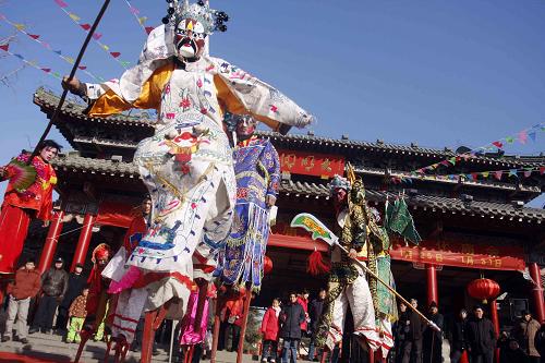 1月25日,高蹺演員在濟(jì)南市第十四屆明湖春節(jié)文化廟會(huì)上進(jìn)行民俗表演。 新華社發(fā)