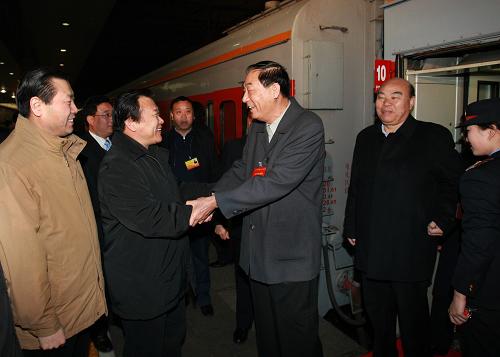 3月2日6時(shí)許,出席十一屆全國(guó)人大二次會(huì)議的河南代表團(tuán)乘坐K180次列車抵達(dá)北京西站。 新華社記者 龐興雷 攝