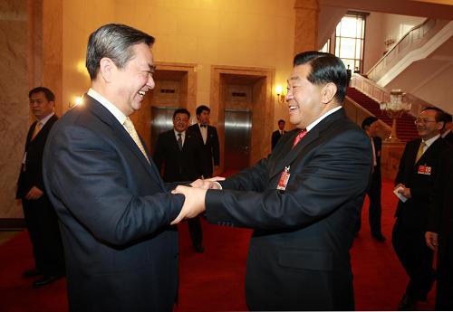 3月12日,中國(guó)人民政治協(xié)商會(huì)議第十一屆全國(guó)委員會(huì)第二次會(huì)議在北京人民大會(huì)堂舉行閉幕會(huì)。全國(guó)政協(xié)主席賈慶林會(huì)后看望新華社兩會(huì)前方報(bào)道人員。這是賈慶林與新華社社長(zhǎng)李從軍握手。 新華社記者 鞠鵬 攝