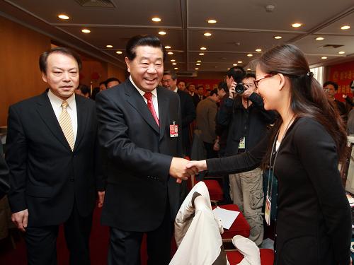 全國(guó)政協(xié)主席賈慶林會(huì)后看望新華社兩會(huì)前方報(bào)道人員。新華社記者 鞠鵬 攝