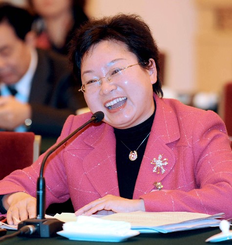 全國人大代表、湖南省婁底市雙峰縣委書記彭愛華說,要進一步加強和鞏固基層政權(quán)建設(shè),想群眾所想,積極為當?shù)厝罕妱?chuàng)造就業(yè)機會,為返鄉(xiāng)農(nóng)民工搭建更好的就業(yè)平臺。新華社記者 馬占成 攝