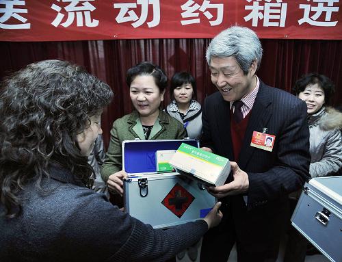 3月4日,全國人大代表趙志全(前右一)向北京市朝陽區(qū)小關(guān)街道惠新苑社區(qū)捐贈(zèng)中成藥。 當(dāng)日,來自山東省的全國人大代表趙志全來到北京市朝陽區(qū)小關(guān)街道惠新苑社區(qū)調(diào)研,并以流動(dòng)藥箱進(jìn)社區(qū)的形式向小關(guān)街道捐贈(zèng)價(jià)值20多萬元的常用中成藥,用于社區(qū)居民特別是低保、貧困家庭的醫(yī)療服務(wù)。 新華社記者陳樹根攝