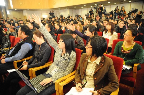 全國政協(xié)十一屆二次會議舉行新聞發(fā)布會 3月2日,全國政協(xié)十一屆二次會議在北京人民大會堂舉行新聞發(fā)布會。大會發(fā)言人趙啟正介紹會議有關情況并回答中外記者提問。這是記者舉手提問。 新華社記者謝環(huán)馳攝