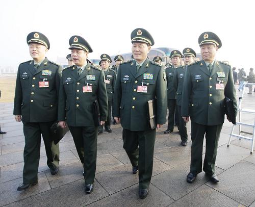 3月5日,出席十一屆全國人大二次會議的解放軍代表團(tuán)抵達(dá)天安門廣場。當(dāng)日9時(shí),第十一屆全國人民代表大會第二次會議在北京人民大會堂開幕。 新華社記者 邢廣利 攝