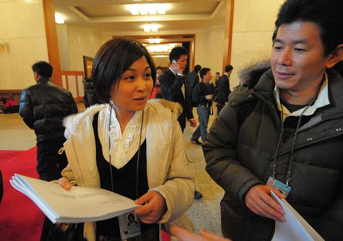 3月5日,第十一屆全國(guó)人民代表大會(huì)第二次會(huì)議在北京人民大會(huì)堂開幕。這是兩名日本記者在開幕前領(lǐng)到大會(huì)文件。 新華社記者 章磊 攝