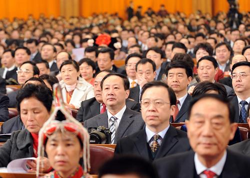 3月5日,第十一屆全國人民代表大會第二次會議在北京人民大會堂開幕。這是代表在認(rèn)真聽會。新華社記者 樊如鈞 攝