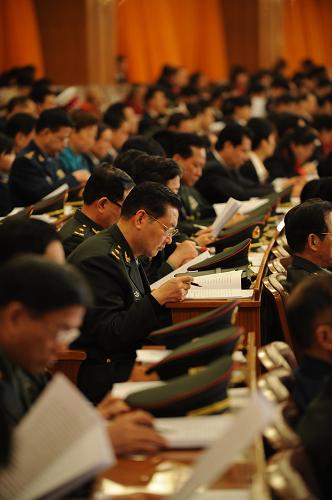 3月5日,第十一屆全國人民代表大會第二次會議在北京人民大會堂開幕。這是代表在認(rèn)真聽會。 新華社記者 劉建生 攝