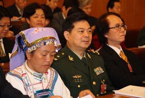 3月5日,第十一屆全國人民代表大會第二次會議在北京人民大會堂開幕。這是代表在認(rèn)真聽會。 新華社記者王建民攝