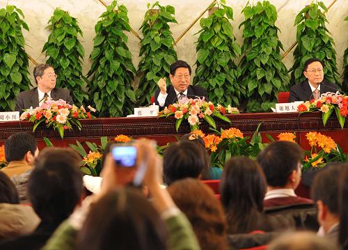 3月6日,十一屆全國人大二次會議舉行記者會,國家發(fā)展和改革委員會主任張平、財政部部長謝旭人、中國人民銀行行長周小川就應對國際金融危機、保持經濟平穩(wěn)較快發(fā)展答記者問。新華社記者樊如鈞攝