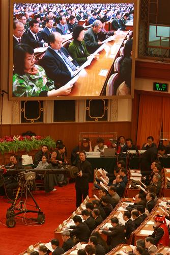 3月9日,十一屆全國人大二次會議在北京人民大會堂舉行第二次全體會議。這是代表在聽會。 新華社記者龐興雷攝