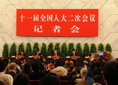 十一屆全國(guó)人大二次會(huì)議舉行記者會(huì) 3月10日,十一屆全國(guó)人大二次會(huì)議舉行記者會(huì),工業(yè)和信息化部部長(zhǎng)李毅中、人力資源和社會(huì)保障部部長(zhǎng)尹蔚民、商務(wù)部部長(zhǎng)陳德銘答記者問(wèn)。 新華社記者陳樹根攝