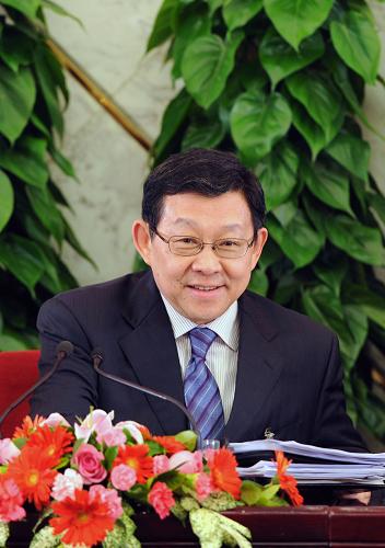 3月10日,十一屆全國(guó)人大二次會(huì)議舉行記者會(huì),工業(yè)和信息化部部長(zhǎng)李毅中、人力資源和社會(huì)保障部部長(zhǎng)尹蔚民、商務(wù)部部長(zhǎng)陳德銘答記者問(wèn)。 這是陳德銘在記者會(huì)上。 新華社記者陳樹根攝