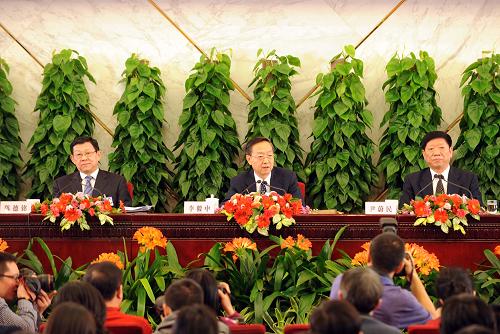 3月10日,十一屆全國(guó)人大二次會(huì)議舉行記者會(huì),工業(yè)和信息化部部長(zhǎng)李毅中、人力資源和社會(huì)保障部部長(zhǎng)尹蔚民、商務(wù)部部長(zhǎng)陳德銘答記者問(wèn)。 新華社記者陳樹根攝