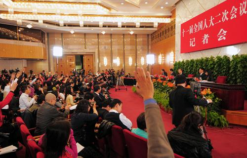 3月10日,十一屆全國(guó)人大二次會(huì)議舉行記者會(huì),工業(yè)和信息化部部長(zhǎng)李毅中、人力資源和社會(huì)保障部部長(zhǎng)尹蔚民、商務(wù)部部長(zhǎng)陳德銘答記者問(wèn)。 新華社記者章磊攝