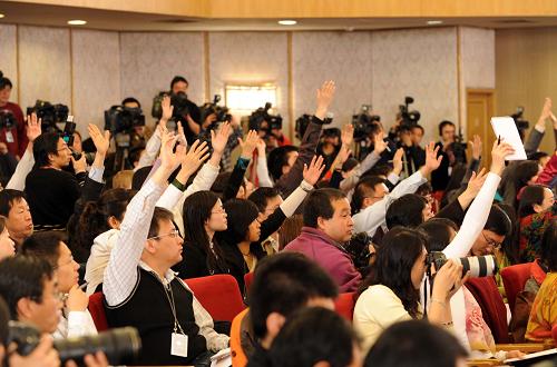 3月10日,十一屆全國(guó)人大二次會(huì)議舉行記者會(huì),工業(yè)和信息化部部長(zhǎng)李毅中、人力資源和社會(huì)保障部部長(zhǎng)尹蔚民、商務(wù)部部長(zhǎng)陳德銘答記者問(wèn)。這是記者舉手提問(wèn)。 新華社記者章磊攝