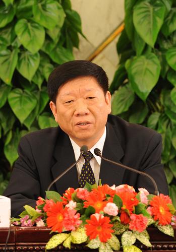 3月10日,十一屆全國(guó)人大二次會(huì)議舉行記者會(huì),工業(yè)和信息化部部長(zhǎng)李毅中、人力資源和社會(huì)保障部部長(zhǎng)尹蔚民、商務(wù)部部長(zhǎng)陳德銘答記者問(wèn)。 這是尹蔚民在記者會(huì)上。 新華社記者陳樹根攝
