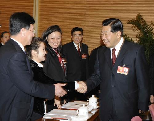 3月5日,中共中央政治局常委、全國政協(xié)主席賈慶林參加十一屆全國人大二次會議北京代表團的審議。新華社記者陳樹根攝