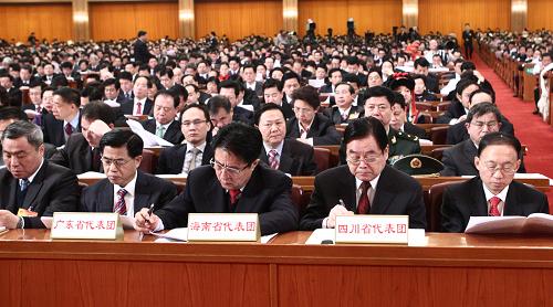 這是廣東省代表團(tuán)、海南省代表團(tuán)、四川省代表團(tuán)在會場。新華社記者 劉衛(wèi)兵 攝