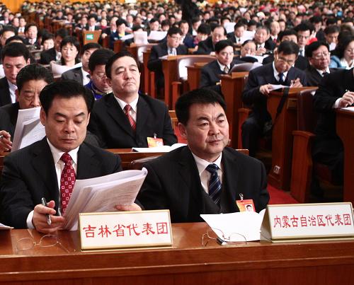 這是吉林省代表團(tuán)、內(nèi)蒙古自治區(qū)代表團(tuán)在會場。 新華社記者 劉衛(wèi)兵 攝